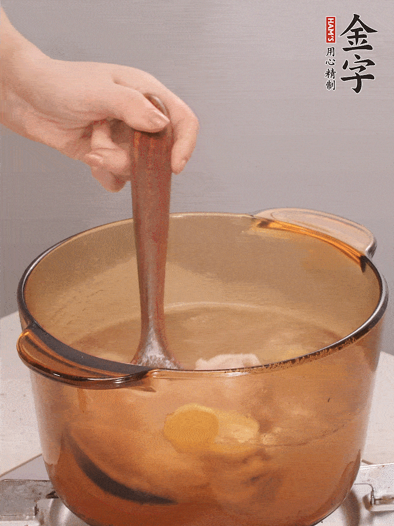 鴨肉、白果、火腿、生姜一起放入砂鍋，清水沒過食材，大火燉煮1小時(shí)