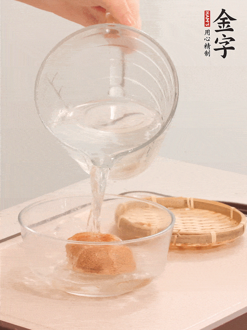 猴頭菇至少泡發(fā)半小時(shí)，將浸泡后的黃水?dāng)D干；