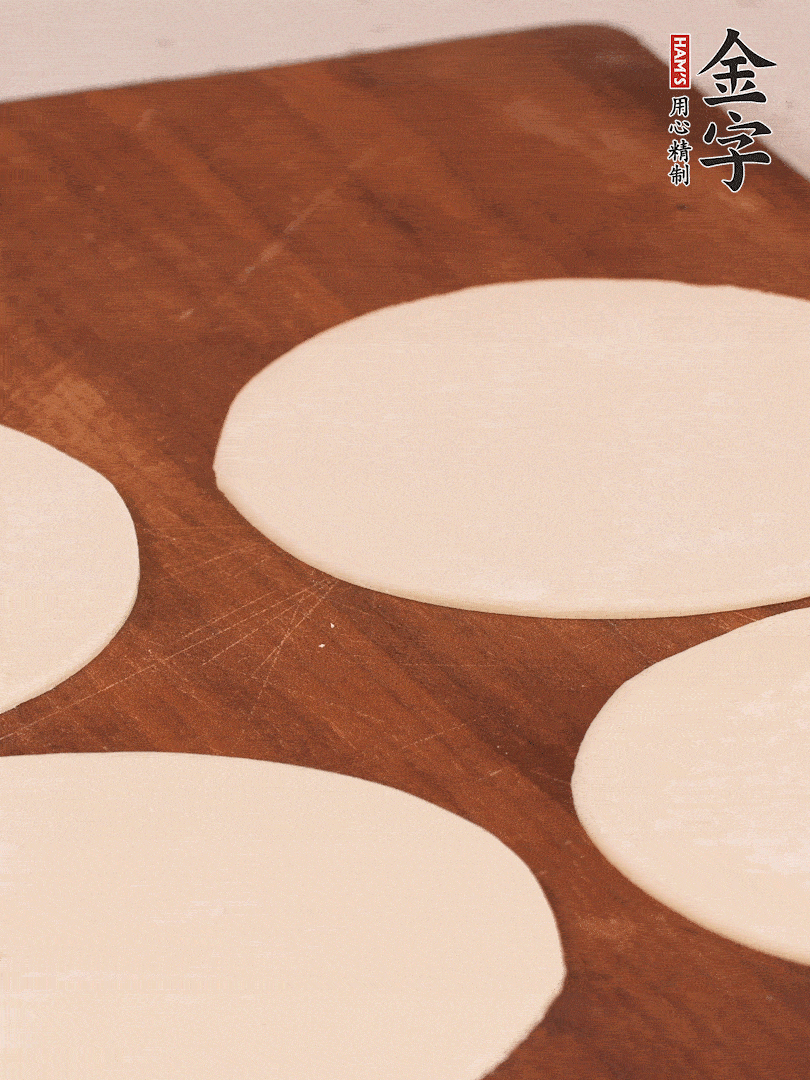 餃子皮均勻抹油，10張疊在一起，搟面杖搟開