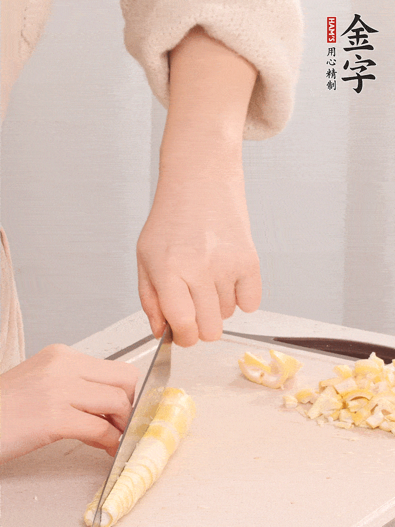 春筍去皮切小塊，焯水2分鐘左右