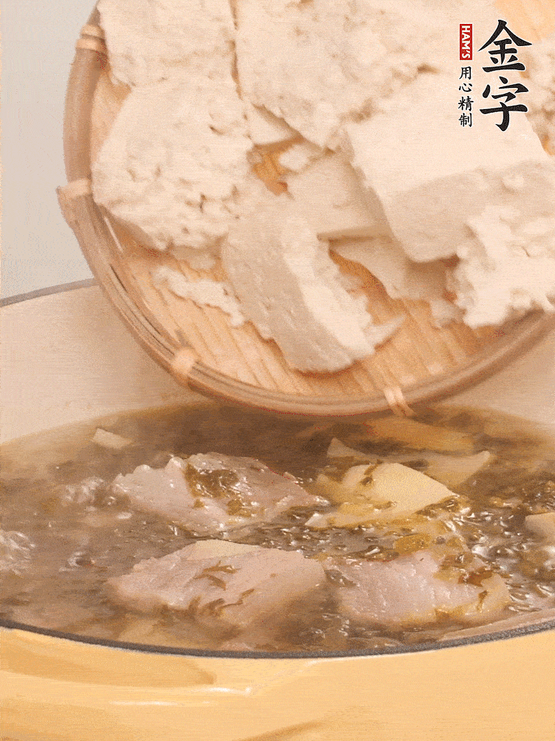 往鍋里加入一倍的水，加豆腐