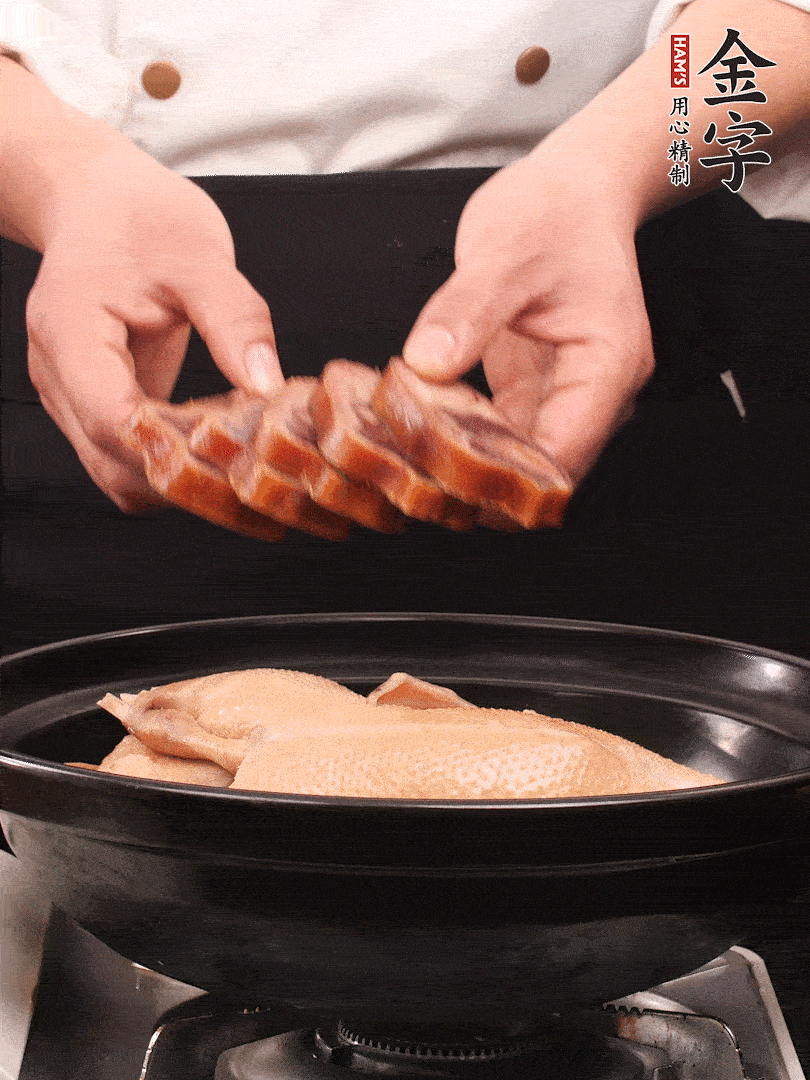 老鴨、金字火腿蹄片、筍干、姜片、蔥結(jié)，清水沒過鴨身2cm，加黃酒小半碗