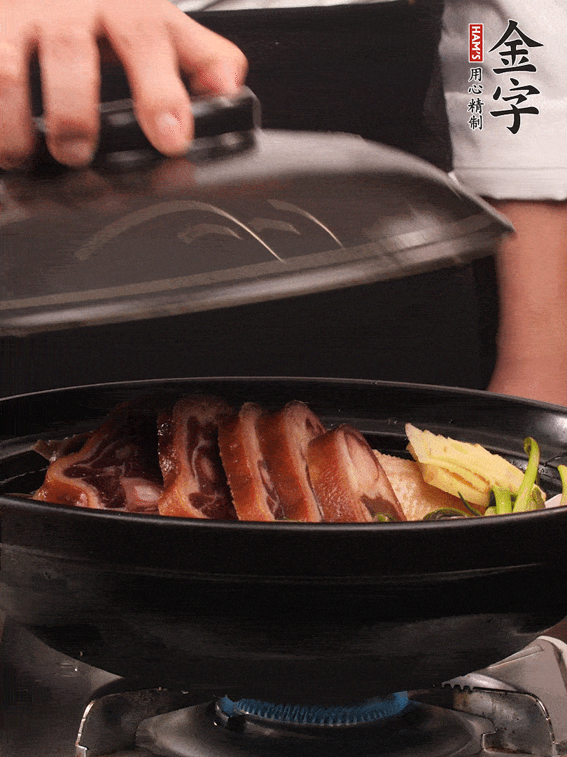 砂鍋蓋蓋子密封，大火燒開后轉(zhuǎn)小火，燜煮2小時