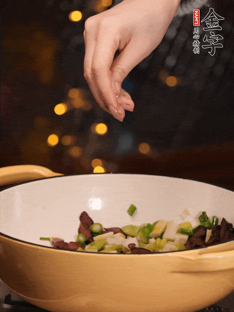 可以加點點水，再加菜苔，加點鹽、味精調(diào)味