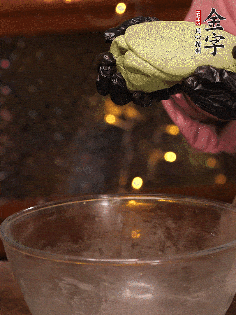 清明粿粉，分次加艾草泥，加點(diǎn)油揉2分鐘，揉到面團(tuán)光滑，醒發(fā)一下