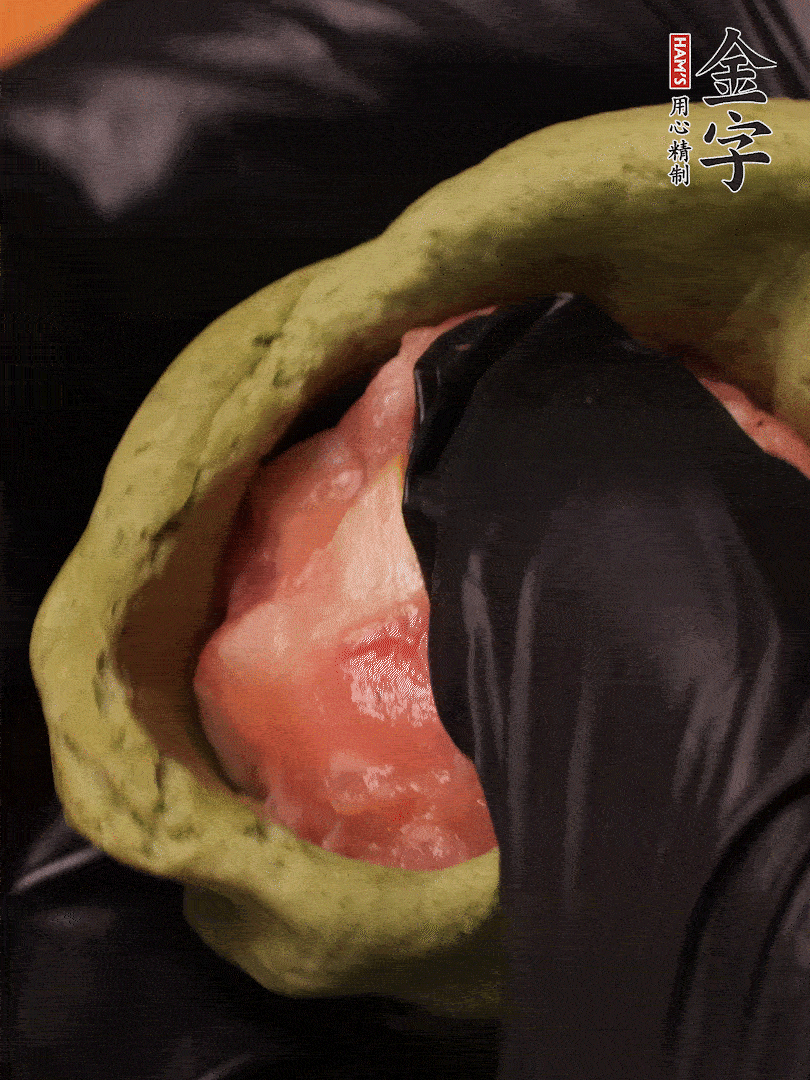 切成小劑子，中間壓個(gè)坑，做成碗狀，虎口慢慢收口