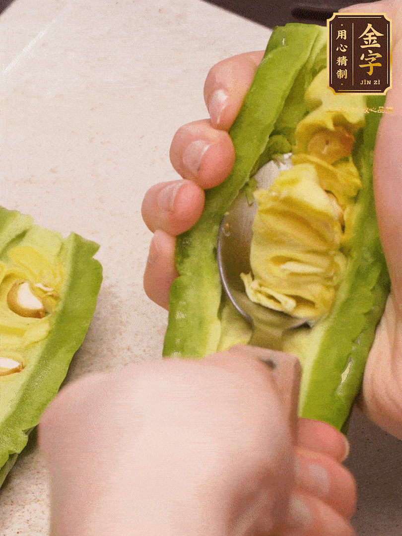苦瓜從中間切開，把里面的瓢和籽全部挖干凈