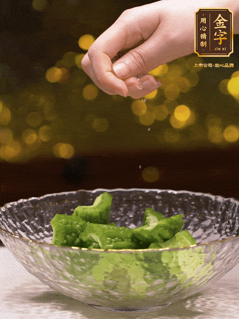 處理好的苦瓜切段（5cm），加點(diǎn)鹽鹽腌一下，去除一下苦味