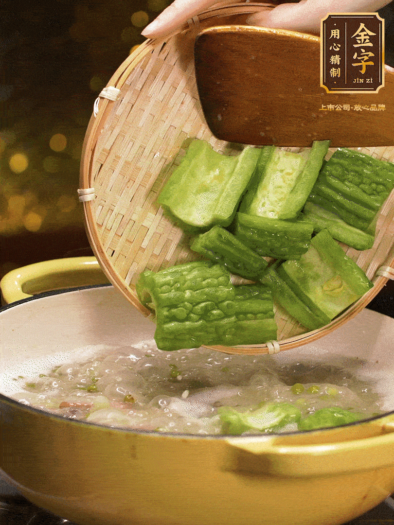 最后在放苦瓜燒開，放一點(diǎn)點(diǎn)調(diào)味糖，燉煮20分鐘