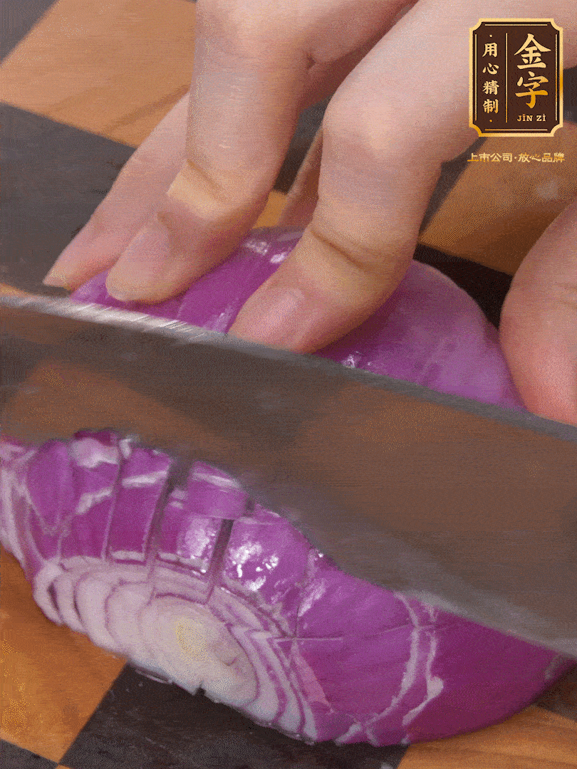 洋蔥切碎、土豆切丁