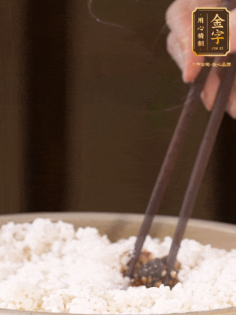 糯米淘洗干凈，浸泡4小時，控干水分后，加鹽、糖、老抽調(diào)味調(diào)色