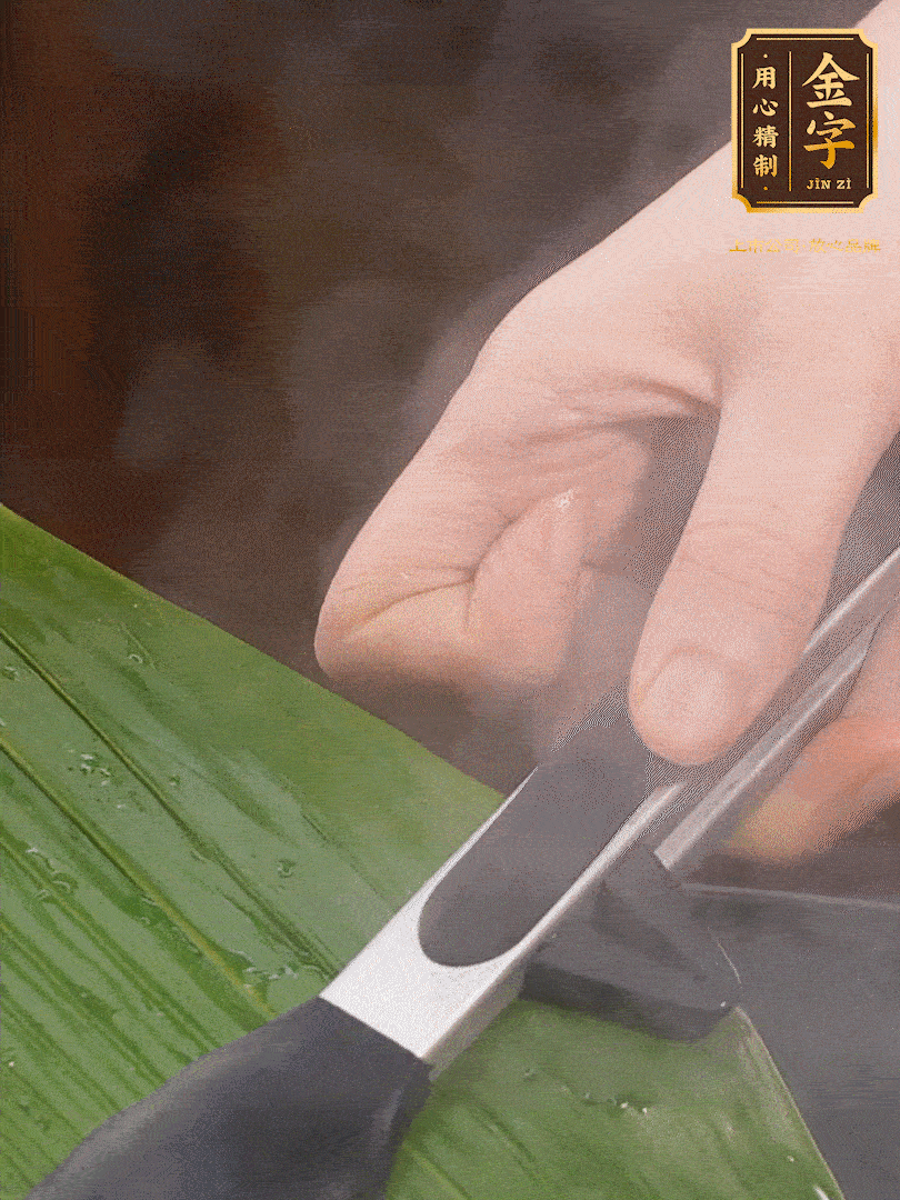 新鮮粽葉洗凈，用開水煮一下，讓粽葉更有韌性不易裂。