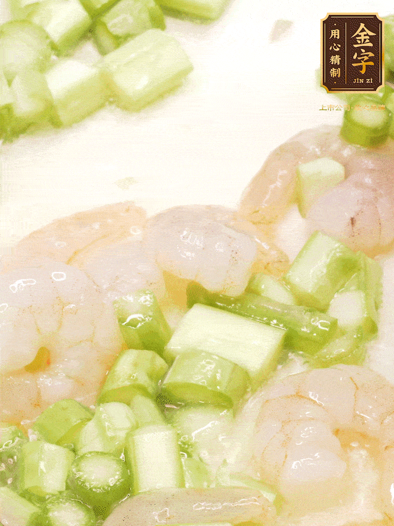 熱油煎香蝦仁，下香腸、蘆筍翻炒，盛出備用。