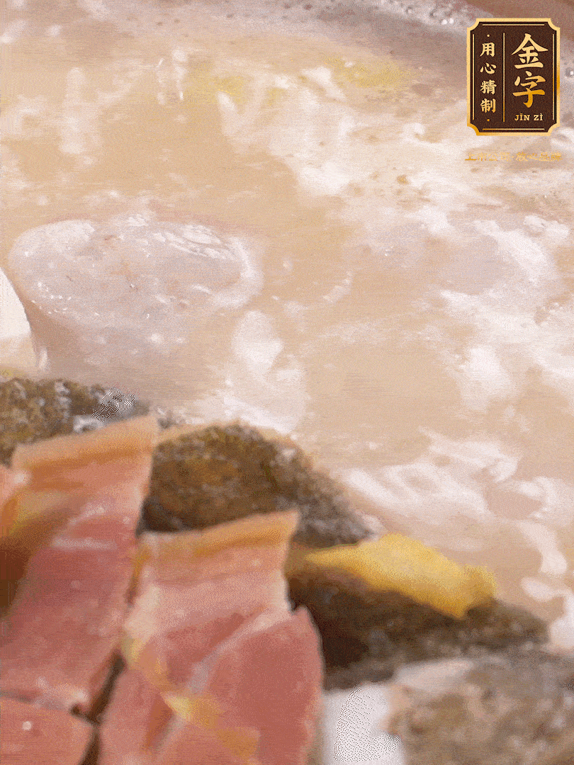 大火煮至沸騰后，轉(zhuǎn)至砂鍋中，繼續(xù)燉煮。這個(gè)時(shí)候可以放入一些自己喜歡吃的配菜比如蝦滑、內(nèi)酯豆腐來添味