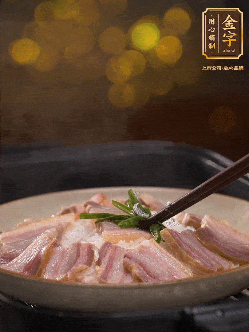 二十分鐘后關(guān)火，去除頂部的蔥段，最后撒上少許的蔥末，就完成了