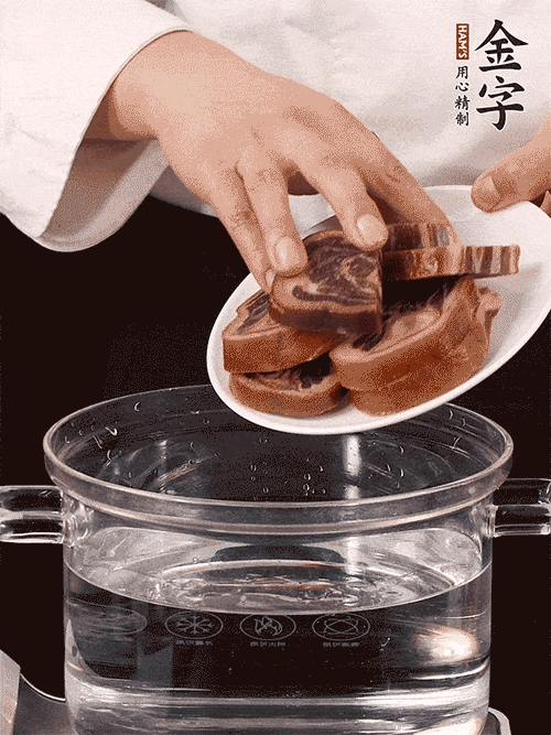 準(zhǔn)備食材。做金銀蹄有2個(gè)關(guān)鍵點(diǎn)：食材上火腿當(dāng)然得選足年發(fā)酵的金字火腿，新鮮豬爪最好選前腳、大小適宜的。