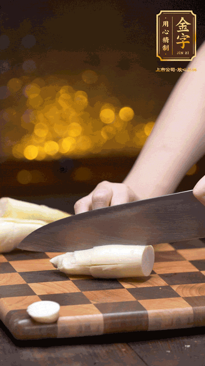 茭白剝?nèi)ネ馄?，去掉根部老硬部分，洗凈切滾刀塊