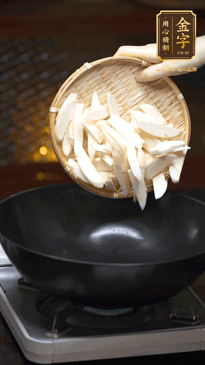 油至5成熱，下茭白塊翻炒，慢慢煎炒至表面微微焦黃