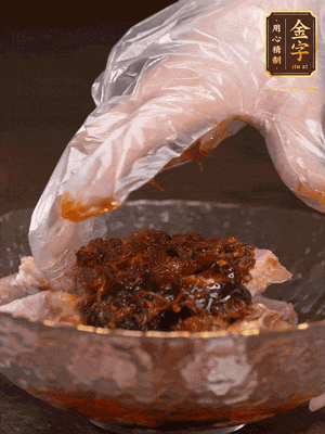 排骨用1勺蠔油、1勺醬油、1勺金字火腿XO醬抓勻腌制半小時(shí)