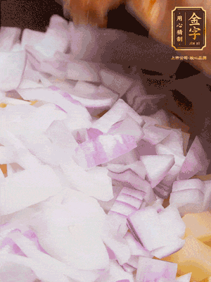 倒入洗干凈的大米、土豆丁、洋蔥碎、排骨、金字火腿xo醬、水