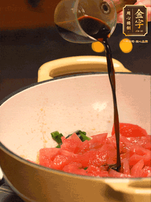 調(diào)味：1勺蠔油、1勺生抽、2轉(zhuǎn)胡椒粉和2勺番茄醬倒入400ml開水，燒至湯汁濃厚