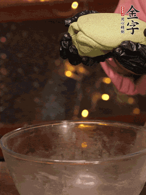 水里放點(diǎn)鹽，燒開后放艾草，一勺小蘇打，撈出浸入涼水，打成艾草泥