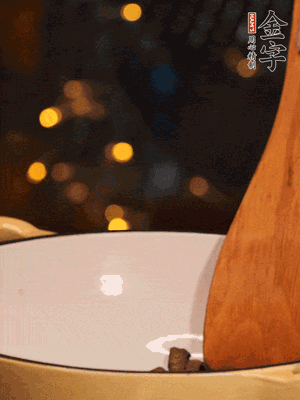 鍋中放入油，倒入醬油肉煸出油脂香味