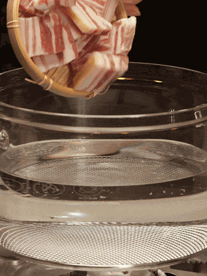 排骨、咸肉，一起下入鍋中，加入蔥，姜，料酒，倒入清水焯水清洗干凈