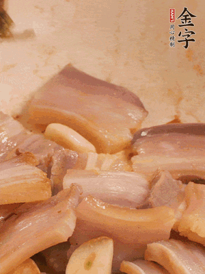 加入雪菜、咸肉冬筍 炒出香味