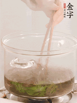 香椿焯水，變色后撈出，切成小段