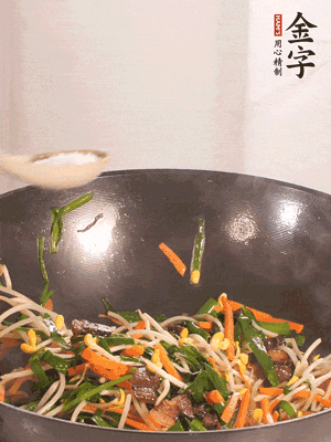 炒合菜：金字醬油肉、綠豆芽、韭菜