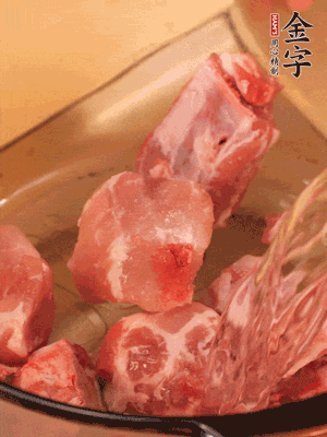 排骨冷水下鍋，加料酒、姜片，煮開(kāi)綽水