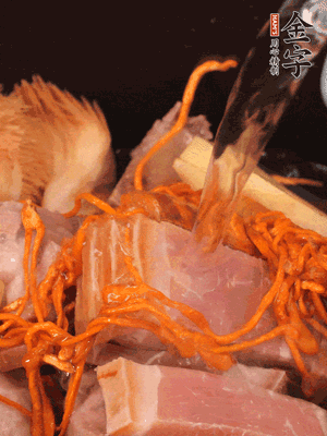 將所有食材一起倒進(jìn)鍋中，加水沒(méi)過(guò)食材，燉煮30分鐘即可