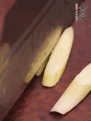 蒜白切小段，辣椒斜切圈