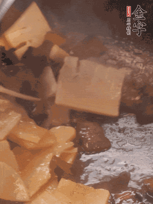 熱油起鍋，下醬油肉煸炒出香味