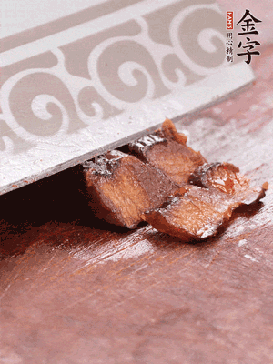 金字醬油肉水煮15分鐘，切薄片