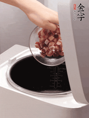 鍋中倒入豬油，油熱后炒熟上海青，給倒少許鹽調(diào)味