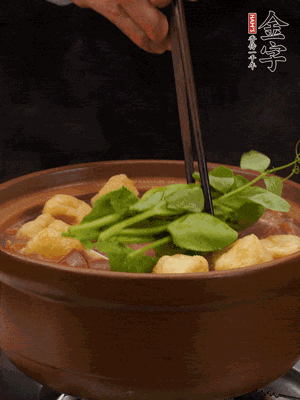 加筒骨煲的經(jīng)典配菜：金字土香腸、油豆腐、千張蓋上蓋子燜一會兒，耐心等候10分鐘。