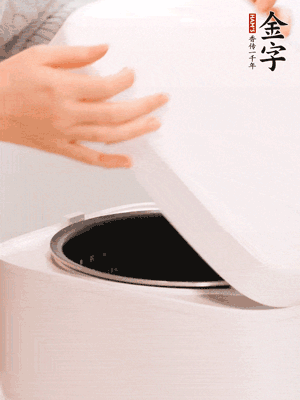 泡發(fā)香菇的水和調(diào)好的醬汁混合在一起，倒入電飯煲中，煮飯。