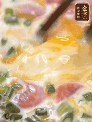 三個全蛋中加適量牛奶、鹽、黑胡椒粉、臘腸、蔥花攪拌均勻