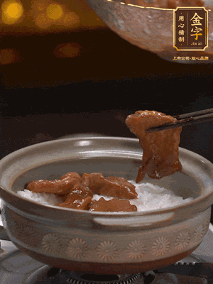 鋪上牛肉，鍋邊淋油在燜5分鐘