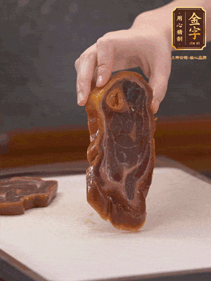 處理節(jié)瓜，刮掉表層的皮和毛，洗凈后去掉瓜蒂，切大塊