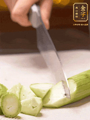 絲瓜去皮，切滾刀塊