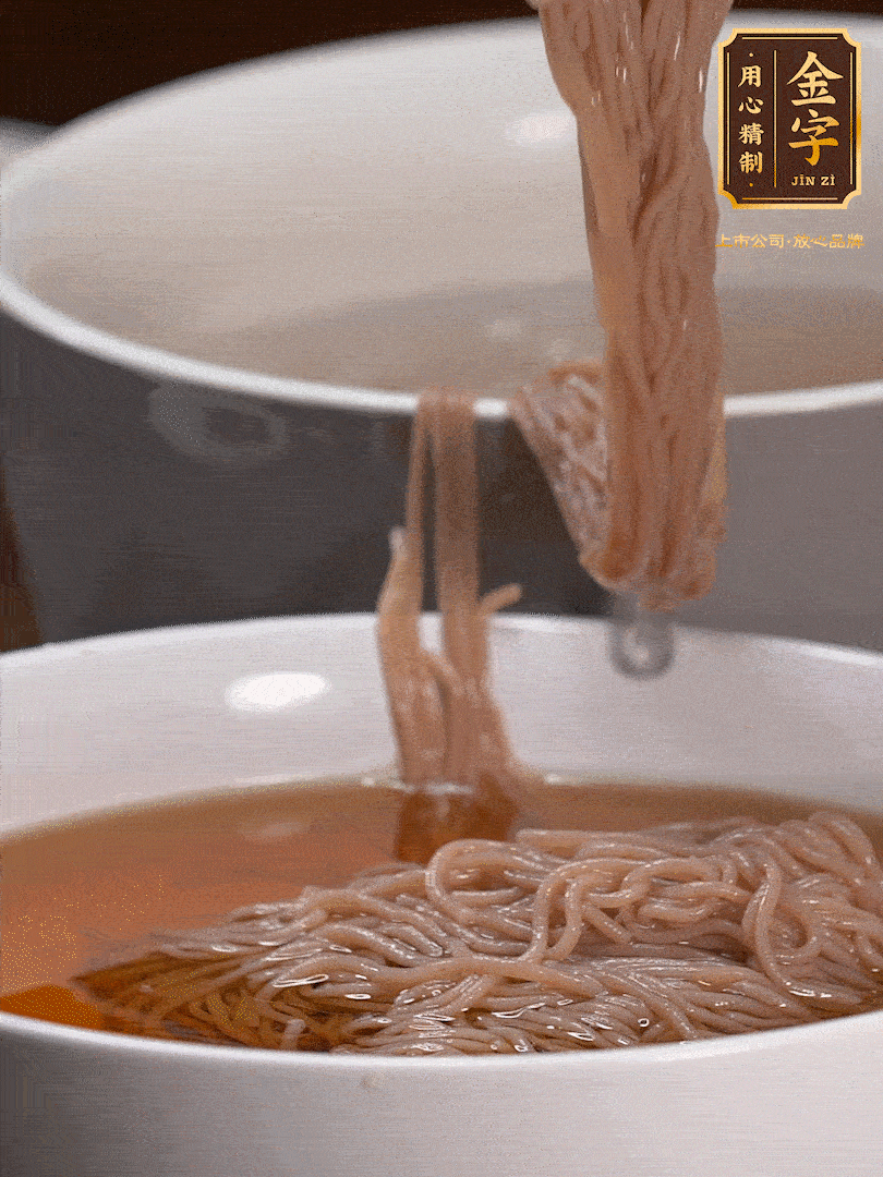 蘋果醋，一點鹽、糖、醬油，兌入涼白開水調(diào)成簡易冷面湯，放水箱冷藏