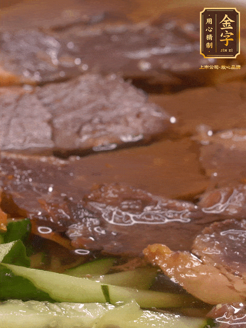 養(yǎng)麥冷面，涼水中清洗浸泡5分鐘，沸水中煮3分鐘，涼水漂洗沖涼