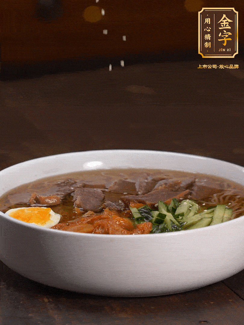 放入冰涼的冷面湯碼上黃瓜絲、泡菜、牛肉、雞蛋，撒點白芝麻