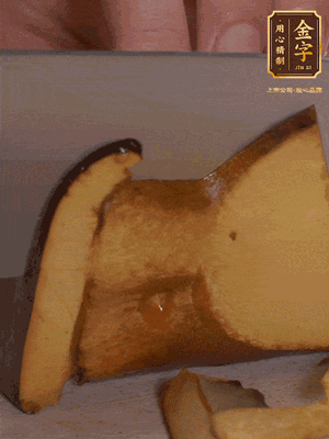 2個(gè)牛肝菌切丁，1個(gè)牛肝菌切片；金字香腸1根切丁，1根切片