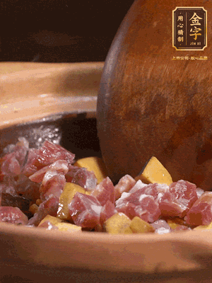 熱油下蒜片，倒入香腸丁、牛肝菌丁翻炒出香味