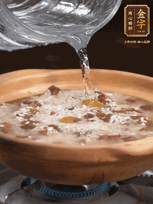 再倒入泡了30分鐘的大米翻拌均勻，加水稍微沒過（米水比例1:1），中火燜煮，到冒大泡，大致5分鐘