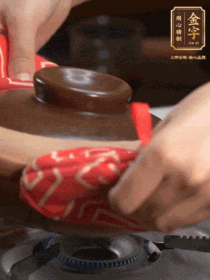 中火調(diào)成小火，鋪上香腸蓋蓋燜5分鐘。不斷轉(zhuǎn)動瓦煲，讓側(cè)壁的飯形成飯焦